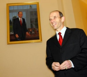 3963031c96071372-wThe-Governor-with-portrait-300x265